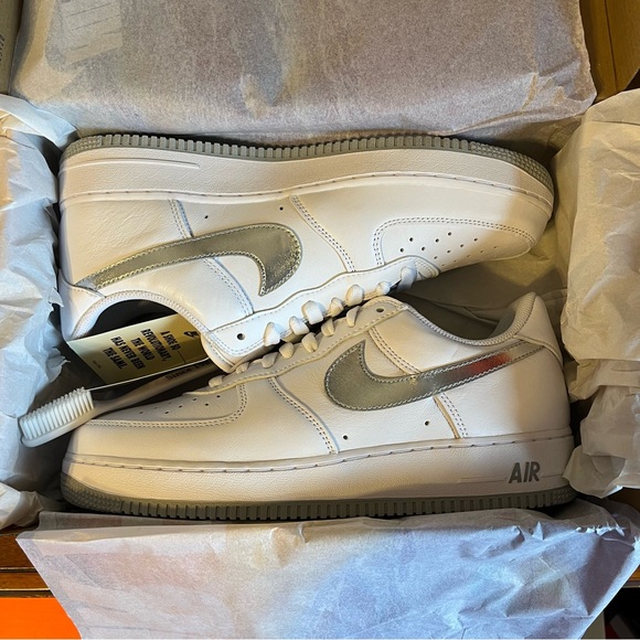 NIKE Air Force One ‘07 Low White Metallic Silver